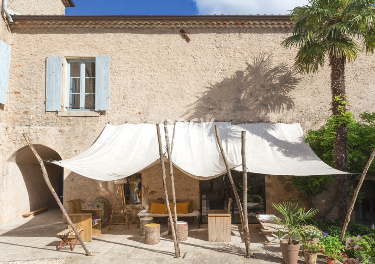 rental of elaborate and diverse sets and scenery for professional photo shoots